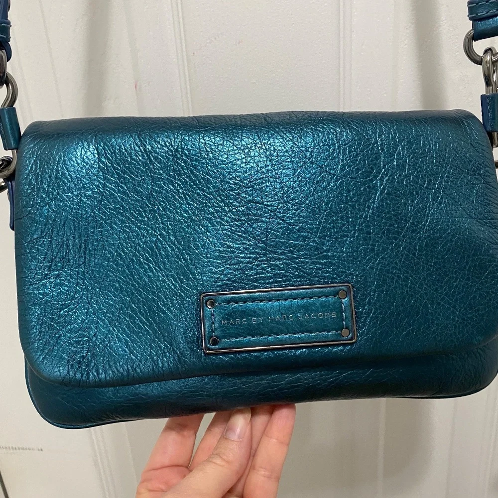 Marc by Marc Jacobs Blue Metallic Leather Crossbody Bag – Designer Chic Statemen